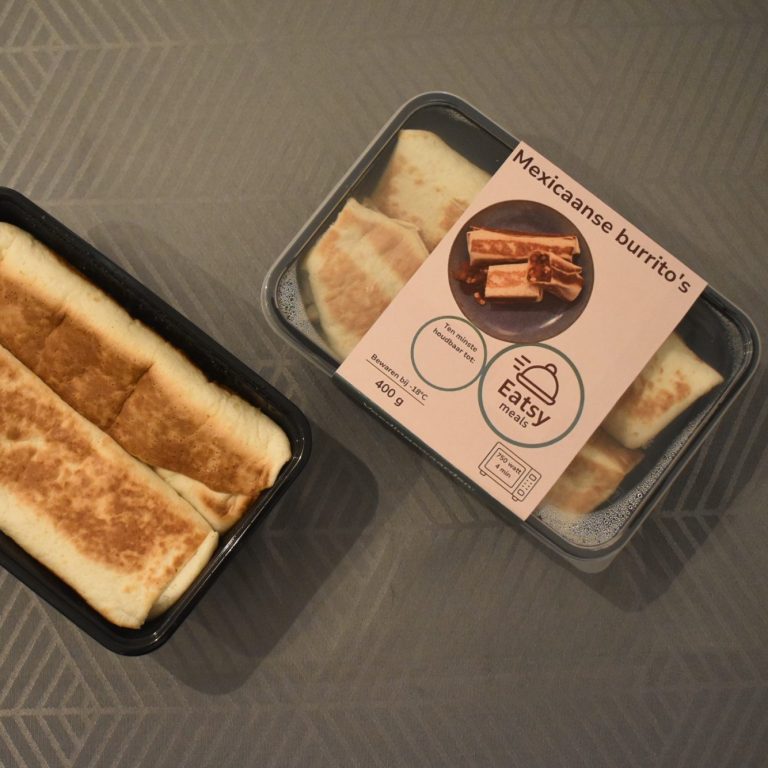 Twee plastic bakken met pasta, één met vloeistof, en een boekje met gerechten.